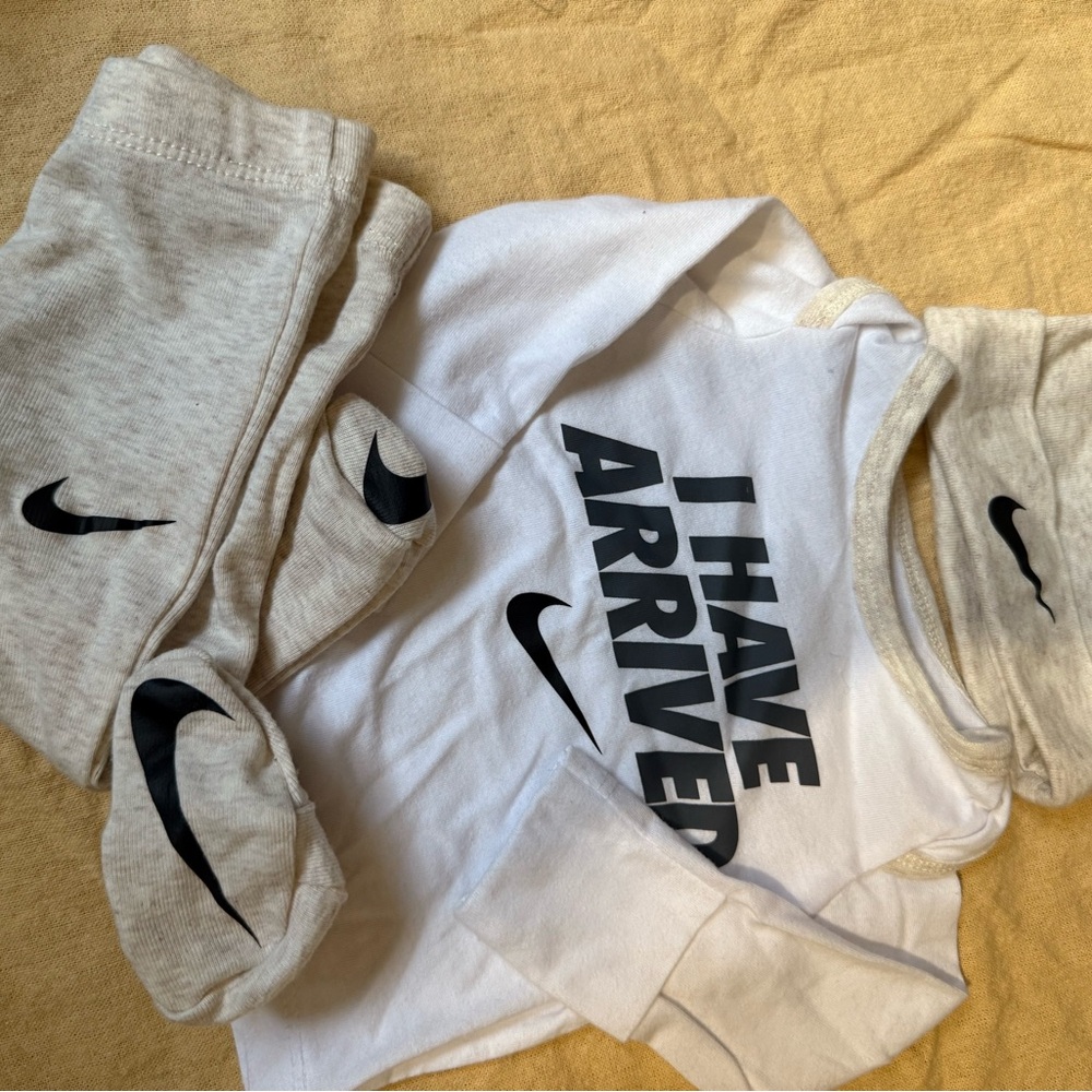 Nike Infant Set with Slogan in White and Cream